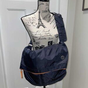LULULEMON Large Messenger / Laptop Bag – VEUC - Like New